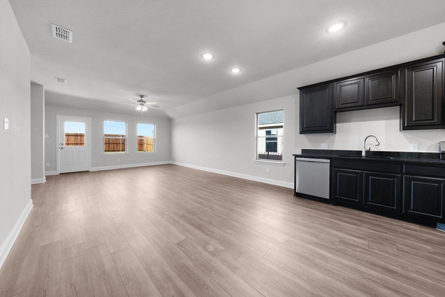 Spacious, unfurnished interior of a new home in Stonecreek, Sulphur Springs (Image 21).