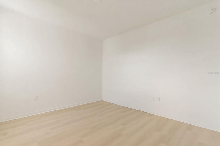Spacious, unfurnished interior of a new home in , Orlando (Image 12).