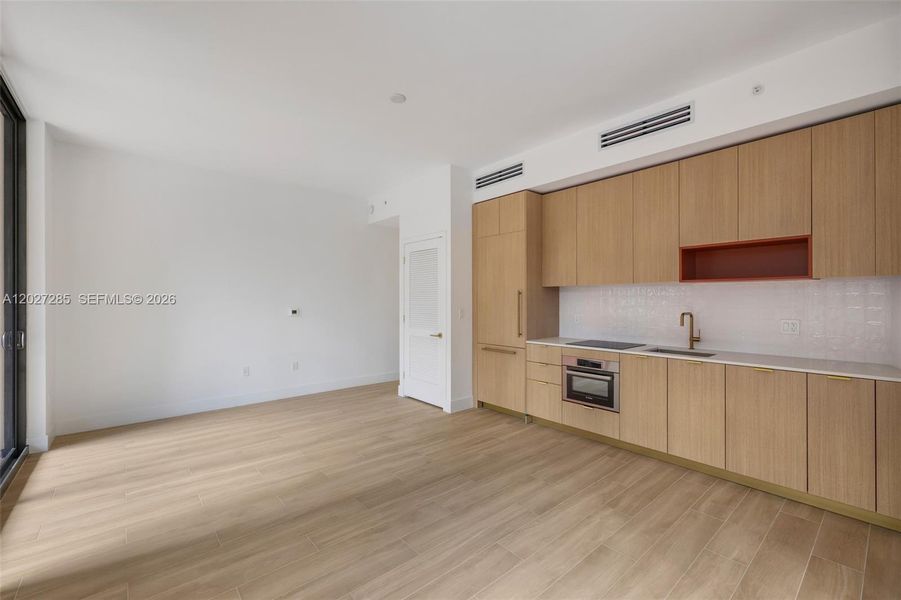Spacious, unfurnished interior of a new home in , Miami (Image 11).