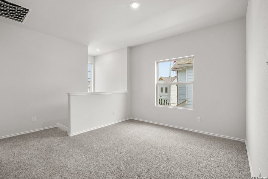 Spacious, unfurnished interior of a new home in Blue Ridge Ranch, San Antonio (Image 24).
