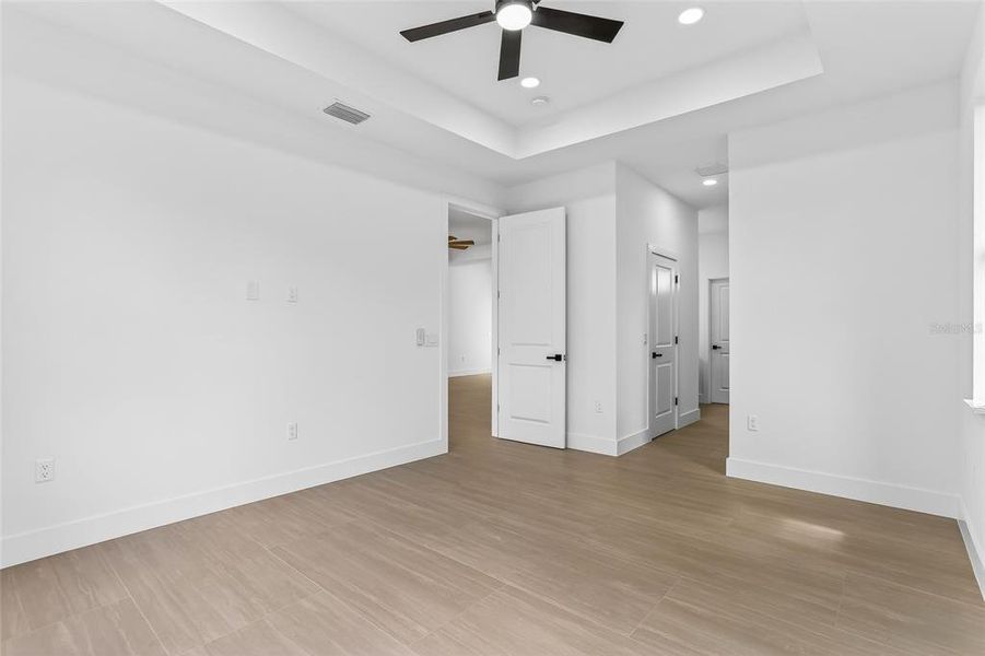 Spacious, unfurnished interior of a new home in , Port Charlotte (Image 19).