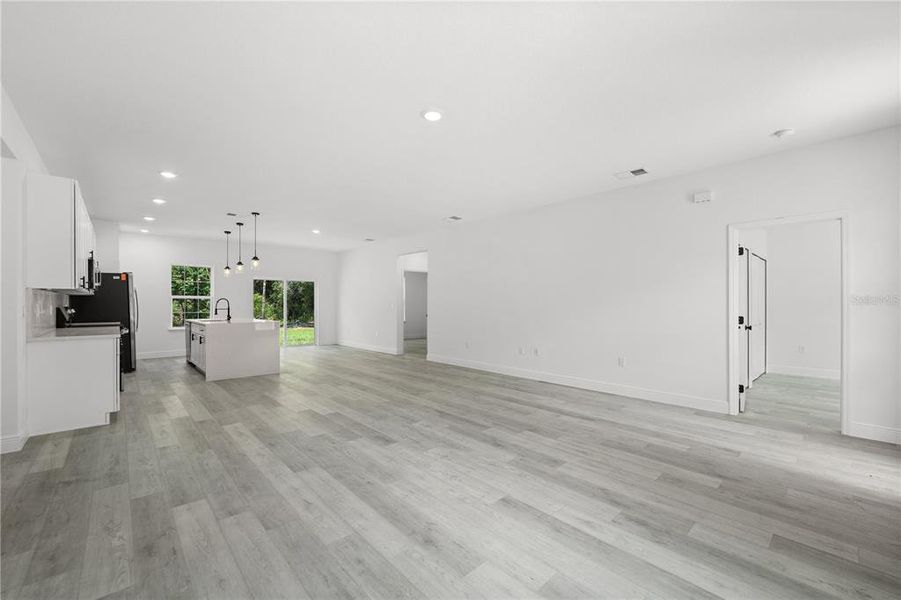 Spacious, unfurnished interior of a new home in , Citrus Springs (Image 14).