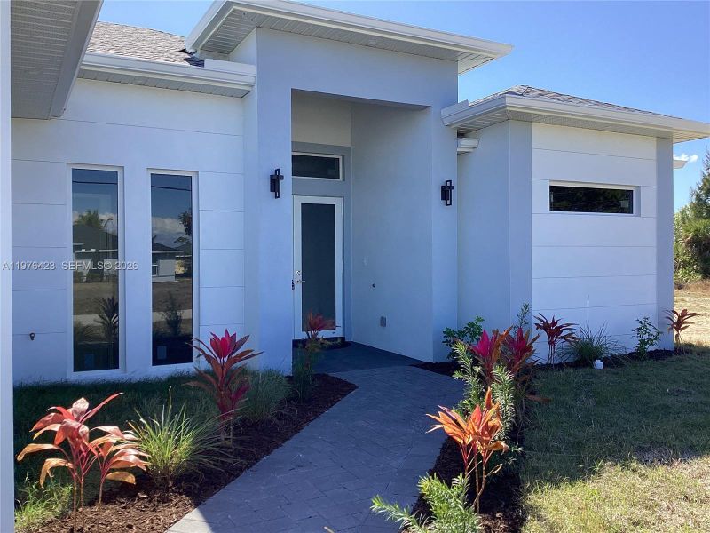 Exterior details and patio area of a home in , Cape Coral (Image 13).