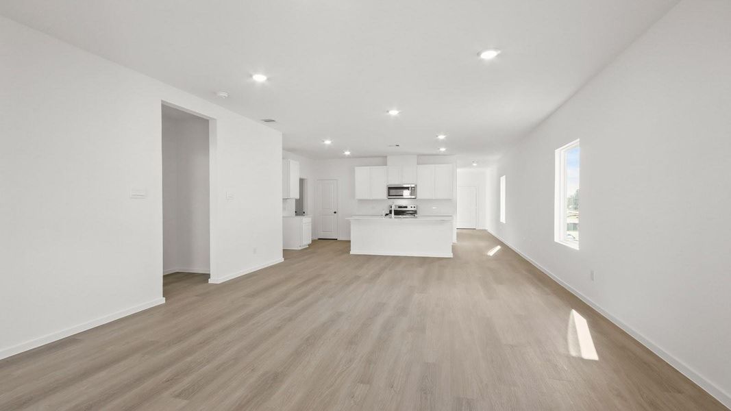 Spacious, unfurnished interior of a new home in Lake Conroe Cove, Willis (Image 6).