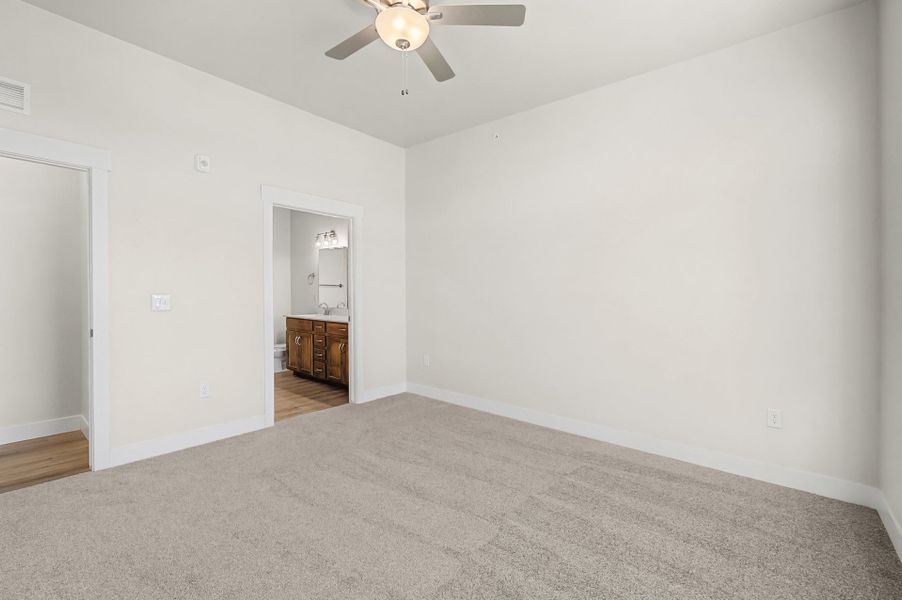 Spacious, unfurnished interior of a new home in Highlands at Fox Hill, Longmont (Image 11).