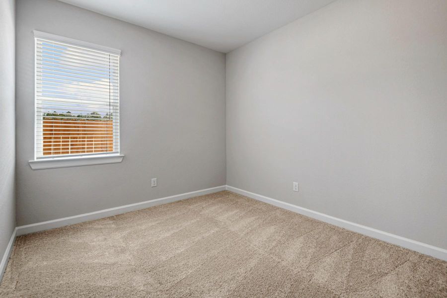 Spacious, unfurnished interior of a new home in Sweetwater Ridge, Conroe (Image 21).