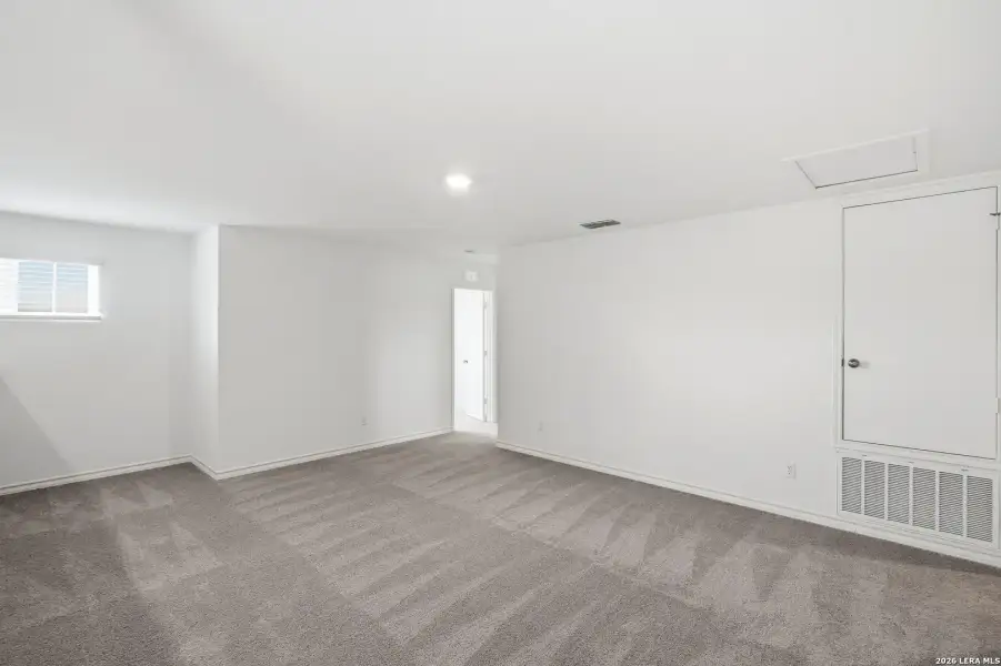Spacious, unfurnished interior of a new home in Vista Real, Converse (Image 16).