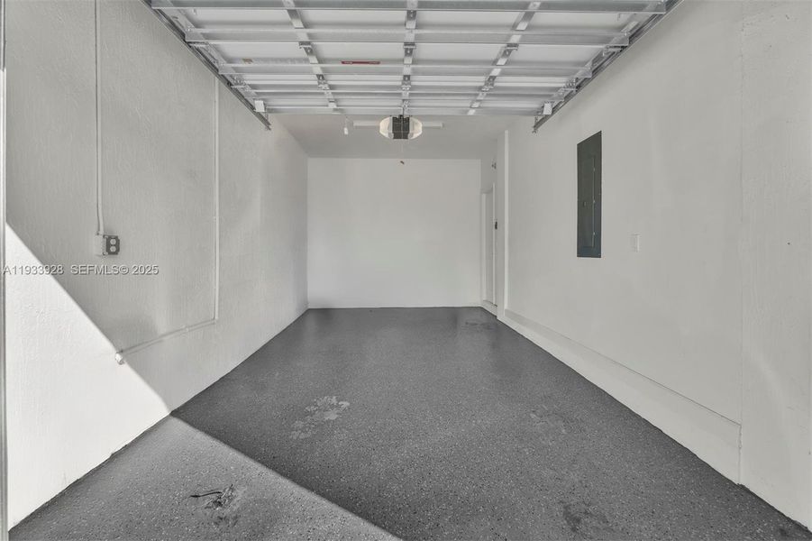 Spacious, unfurnished interior of a new home in , Coral Springs (Image 23).