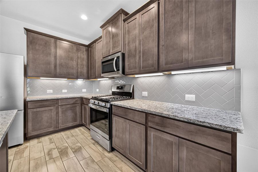 Furnished interior view inside a new home in , Mont Belvieu (Image 15).