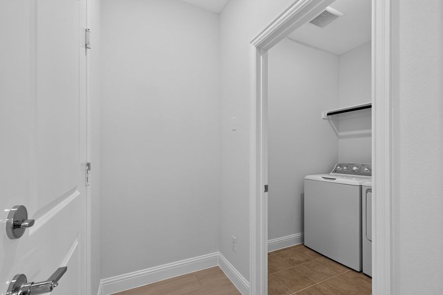 Spacious, unfurnished interior of a new home in Madero 50s, Fort Worth (Image 30).