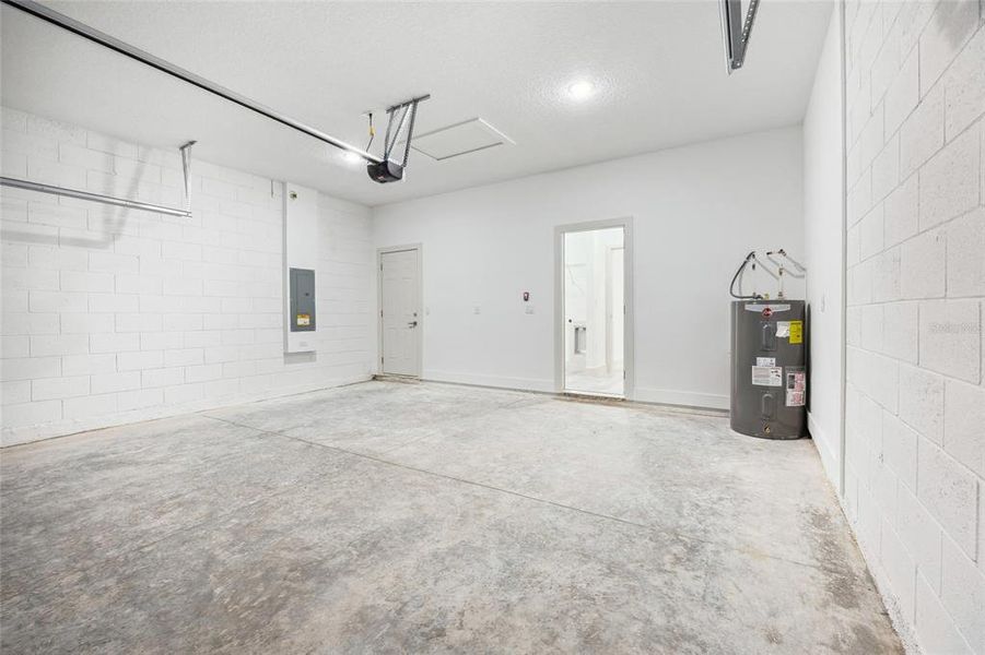 Spacious, unfurnished interior of a new home in , Citrus Springs (Image 15).