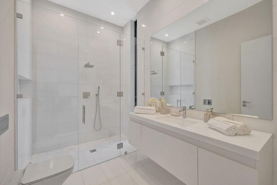 Bedroom Suite 6 Bath