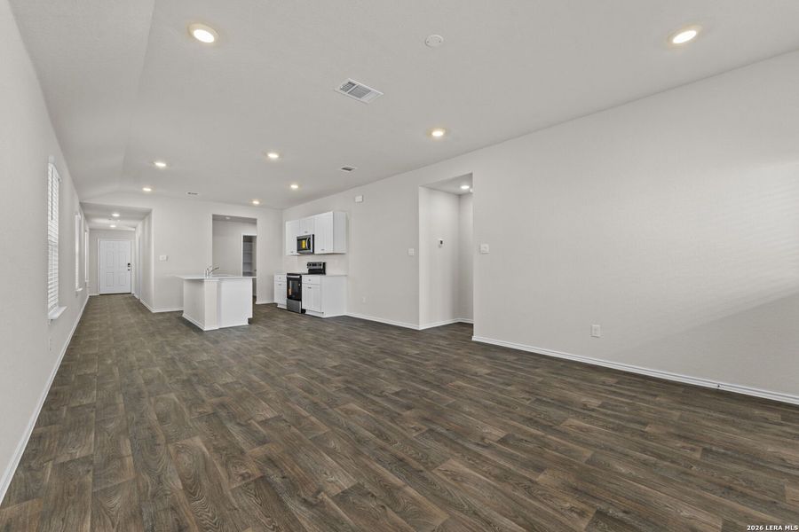Spacious, unfurnished interior of a new home in Winding Creek, New Braunfels (Image 22).