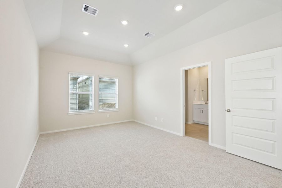Spacious, unfurnished interior of a new home in Kemah Crossing - City Series, Kemah (Image 25).