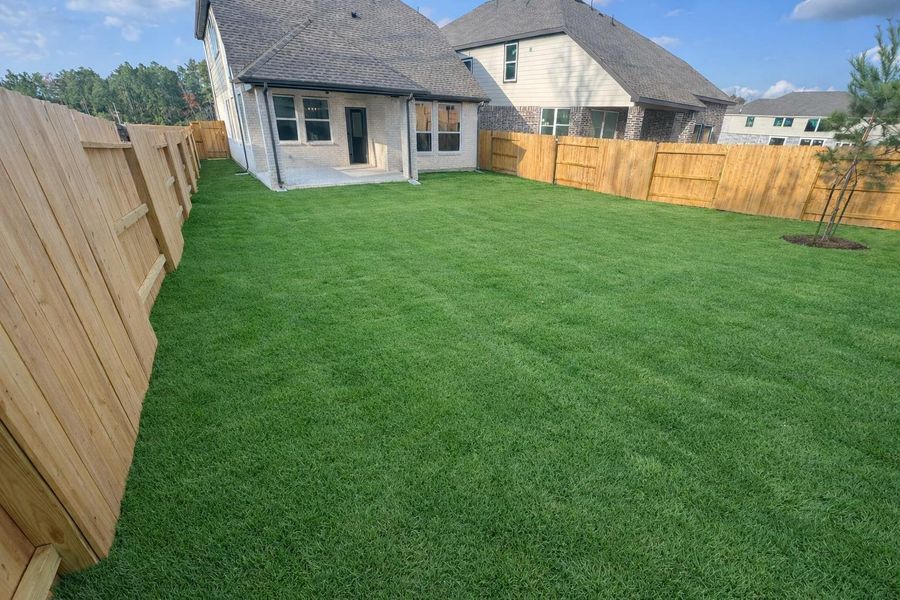 Exterior details and patio area of a home in Evergreen, Conroe (Image 4).