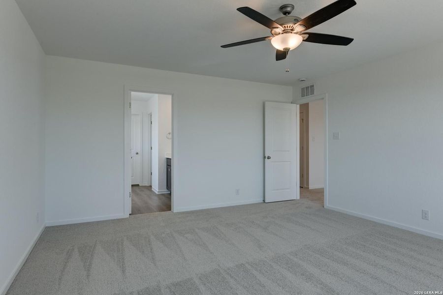 Spacious, unfurnished interior of a new home in Hennersby Hollow, San Antonio (Image 16).