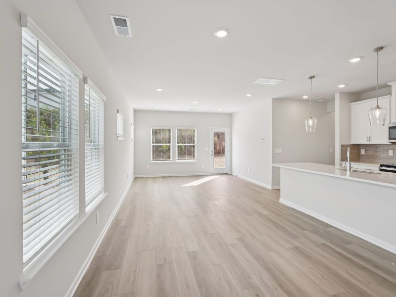Spacious, unfurnished interior of a new home in Hawthorne Station, College Park (Image 13).