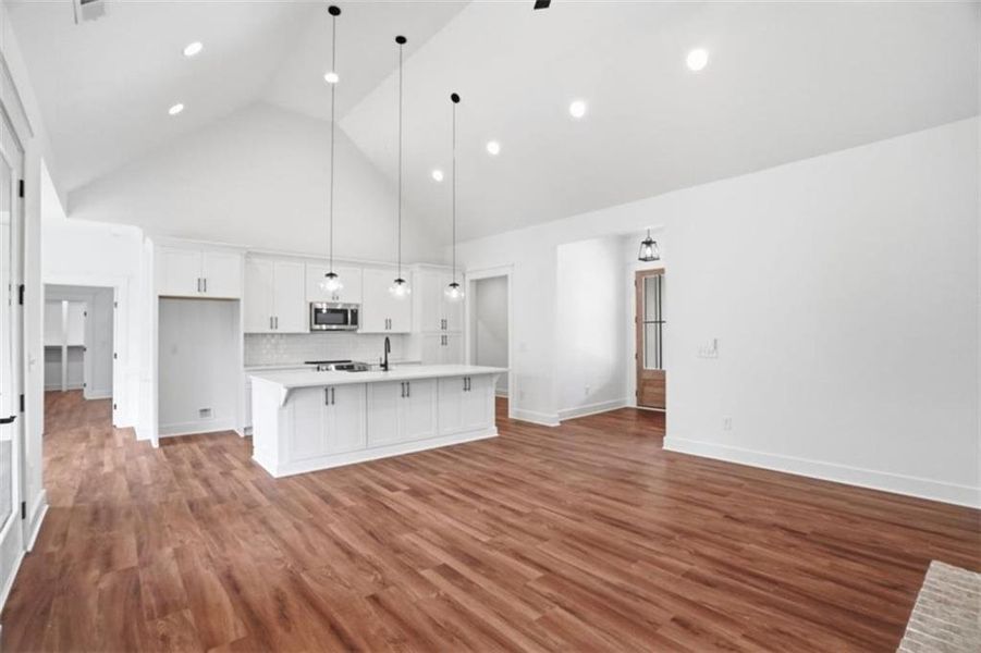 Spacious, unfurnished interior of a new home in , Jasper (Image 42).