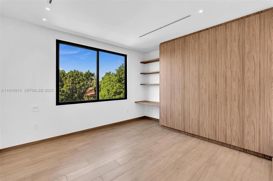 Spacious, unfurnished interior of a new home in , Miami (Image 58).