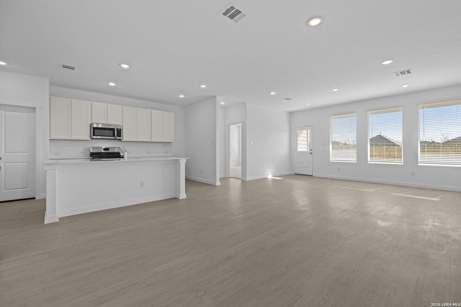 Spacious, unfurnished interior of a new home in Voss Farms, New Braunfels (Image 14).