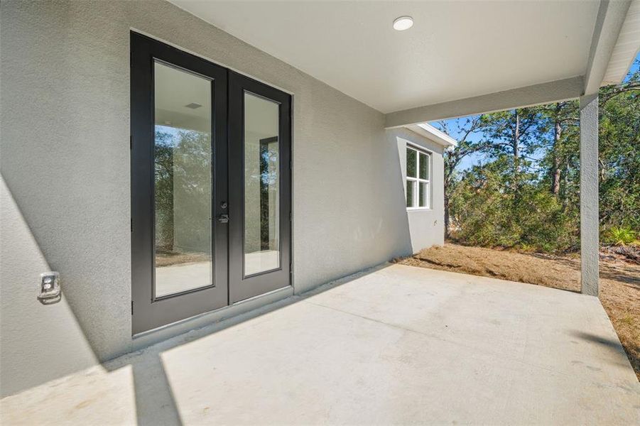 Exterior details and patio area of a home in , Citrus Springs (Image 31).