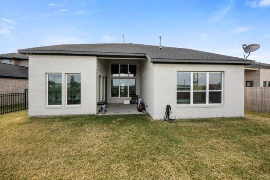 Exterior details and patio area of a home in , Katy (Image 19).