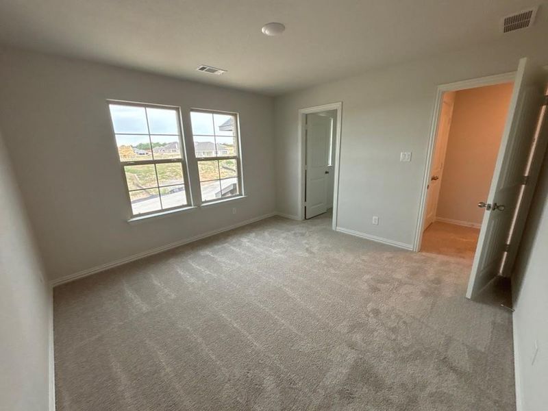 Spacious, unfurnished interior of a new home in Waterford Park, Weatherford (Image 10).