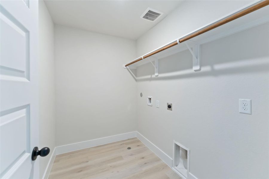 Spacious, unfurnished interior of a new home in Alicante, Houston (Image 16).