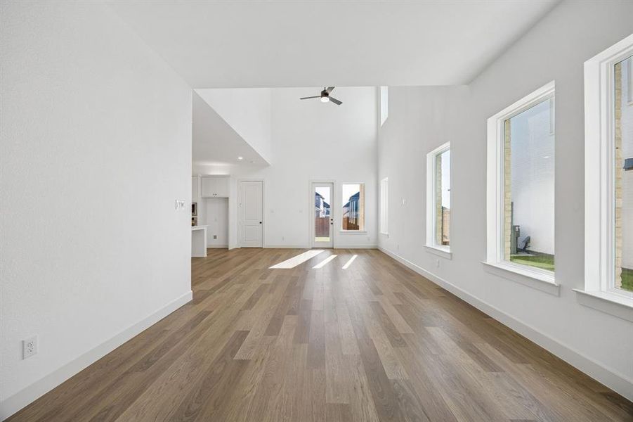 Whether it's vibrant dinner parties or cozy family meals, this dining room fits all occasions!