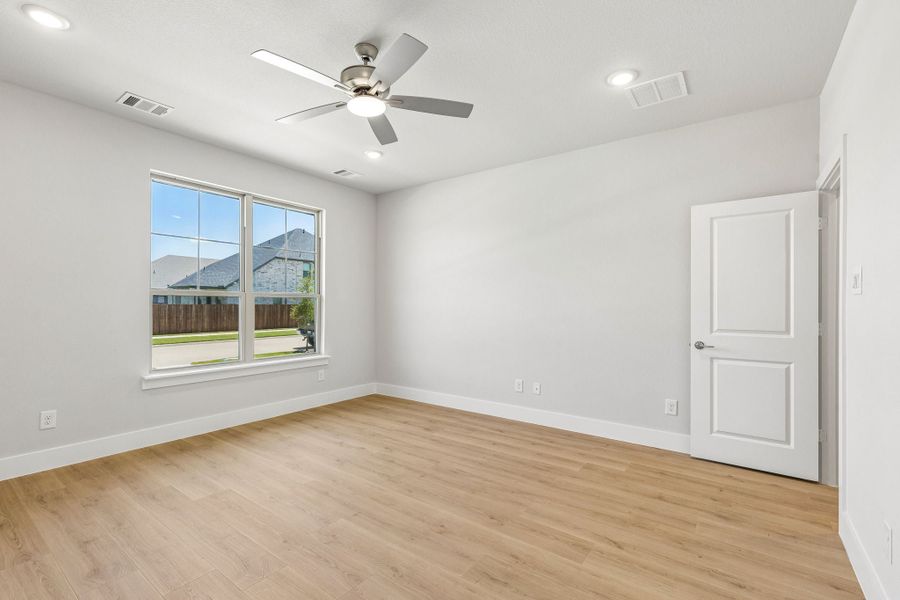 Spacious, unfurnished interior of a new home in Dove Hollow, Waxahachie (Image 21).