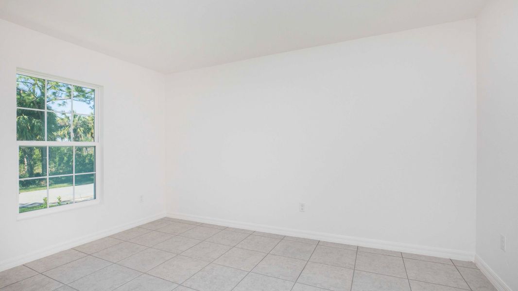 Spacious, unfurnished interior of a new home in Port Charlotte, Port Charlotte (Image 23).