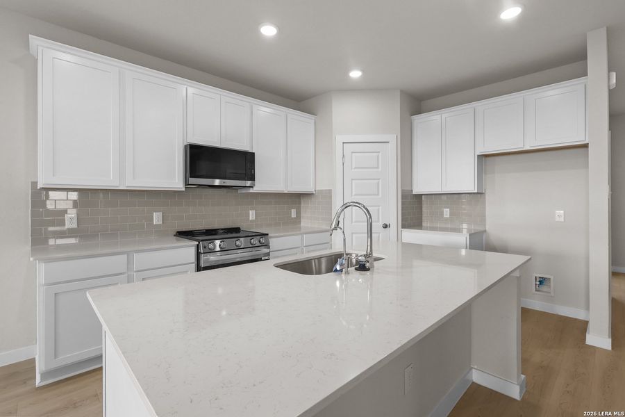 Furnished interior view inside a new home in Hiddenbrooke, Seguin (Image 8).