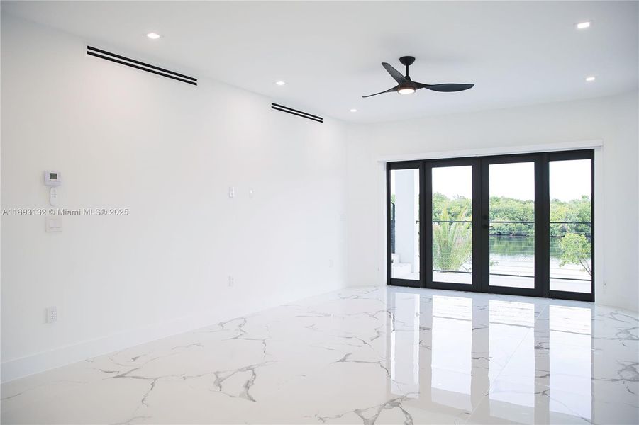 Spacious, unfurnished interior of a new home in , Tavernier (Image 16).