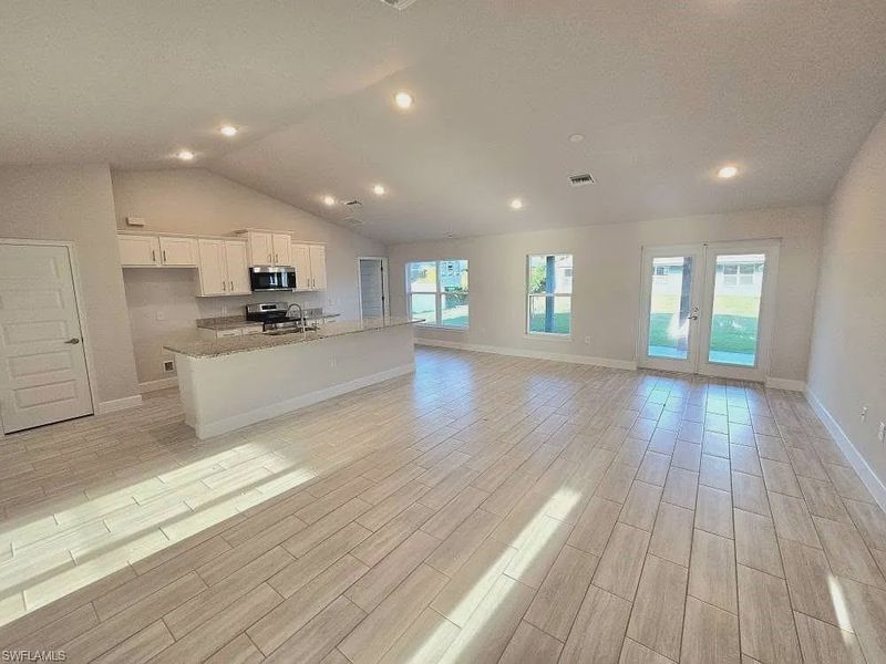 Spacious, unfurnished interior of a new home in Greenbriar, Lehigh Acres (Image 8).