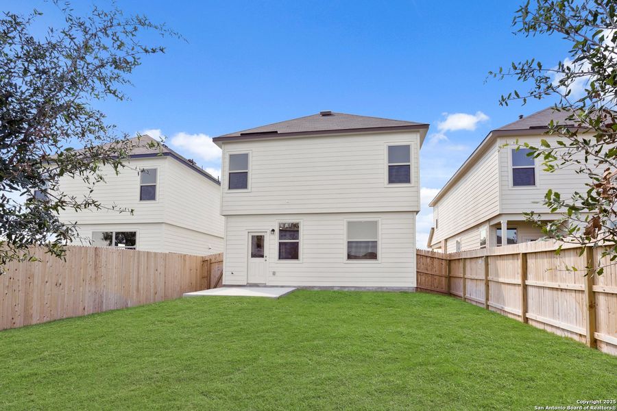 Exterior details and patio area of a home in Blue Ridge Ranch, San Antonio (Image 4).