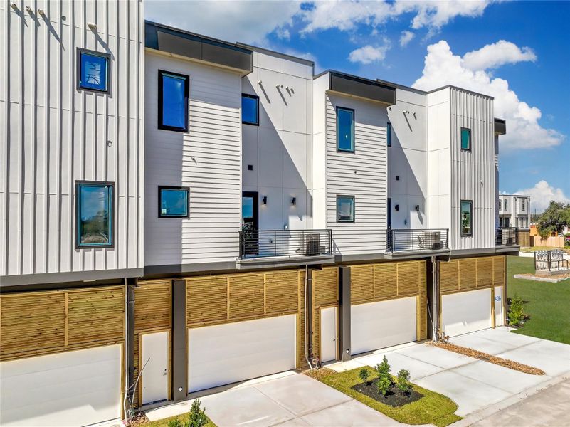 Exterior details and patio area of a home in Lago Pointe, Seabrook (Image 21).