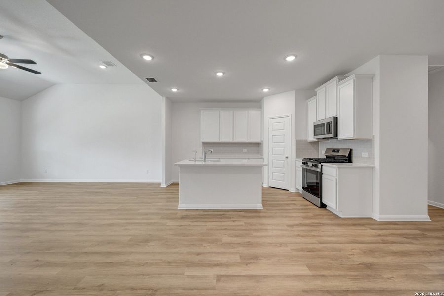 Spacious, unfurnished interior of a new home in Mesquite Ridge, San Antonio (Image 12).