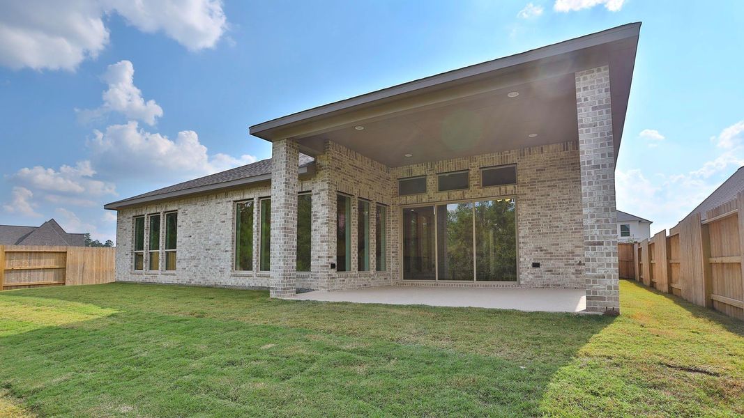 Exterior details and patio area of a home in Evergreen 70', Conroe (Image 2).