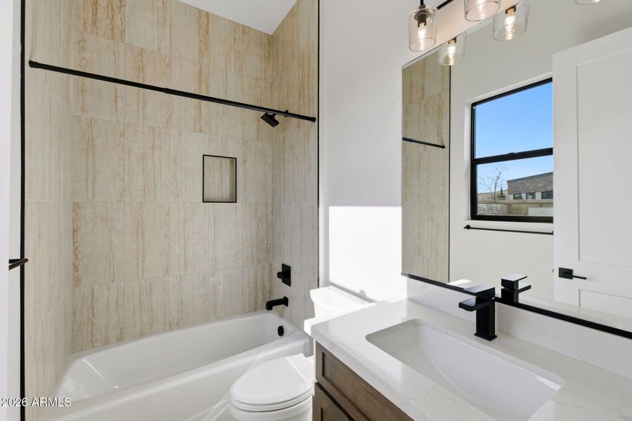 32-Bedroom 3 Ensuite 32-Bedroom 3 Ensuite