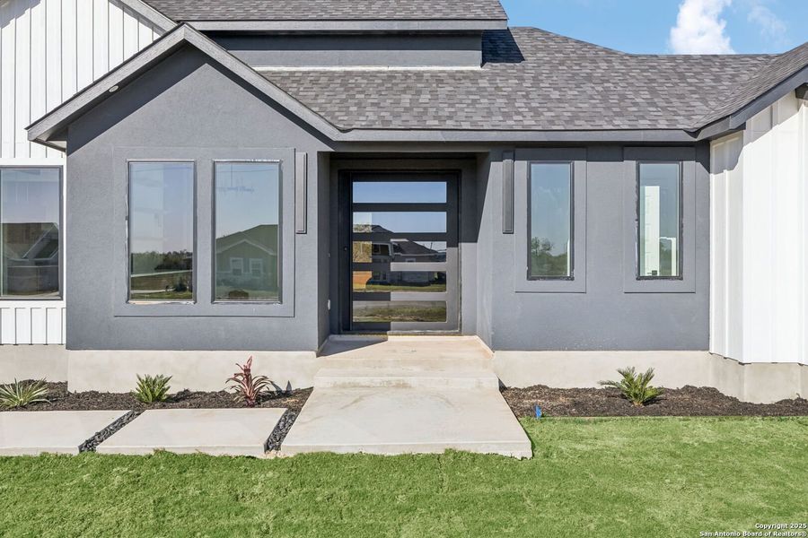 Exterior details and patio area of a home in , Floresville (Image 4).