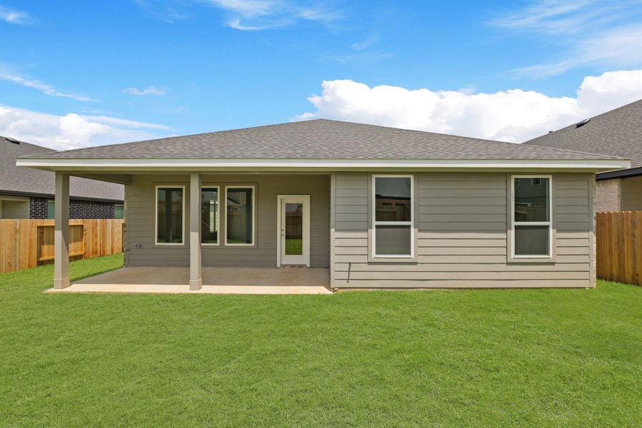 Exterior details and patio area of a home in Silverthorne, Conroe (Image 17).