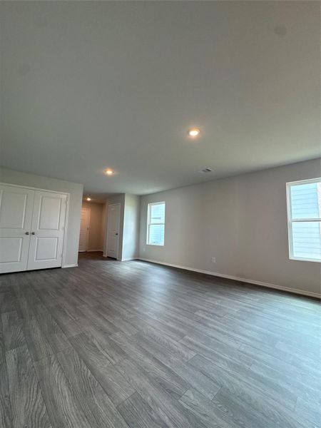 Spacious, unfurnished interior of a new home in Santa Fe, Cleveland (Image 13).