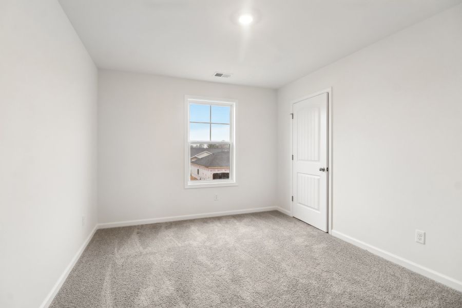 Spacious, unfurnished interior of a new home in Whiskey Run, New Ellenton (Image 10).