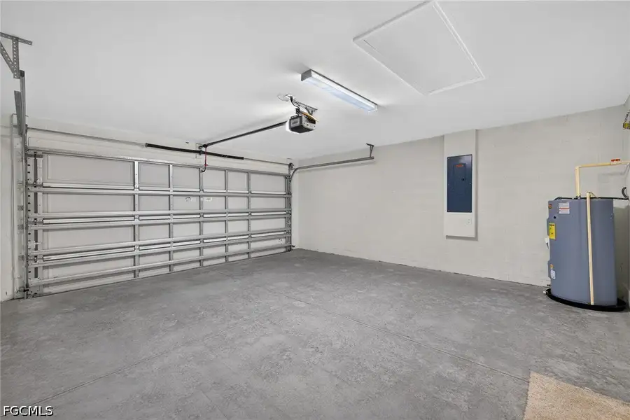 Spacious, unfurnished interior of a new home in Cape Coral, Cape Coral (Image 29).