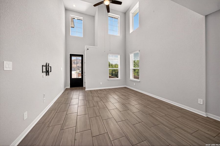 Spacious, unfurnished interior of a new home in Thomas Pond, San Antonio (Image 41).