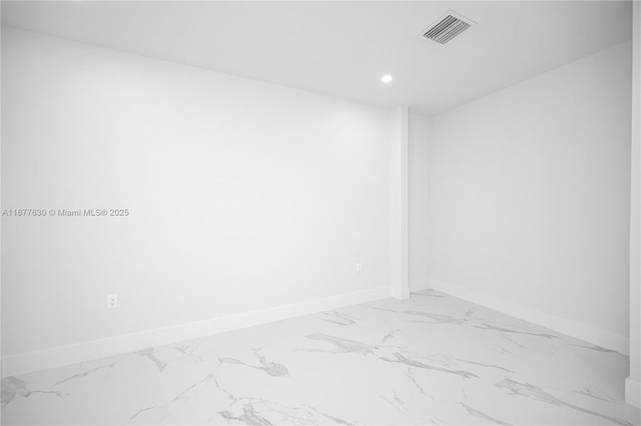 Spacious, unfurnished interior of a new home in , Florida City (Image 10).