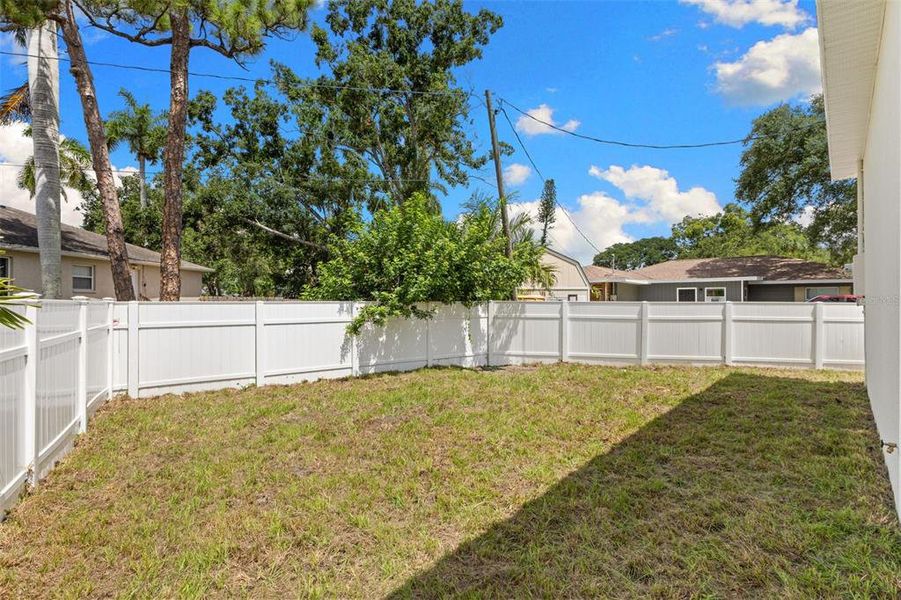 Exterior details and patio area of a home in , Bradenton (Image 16).