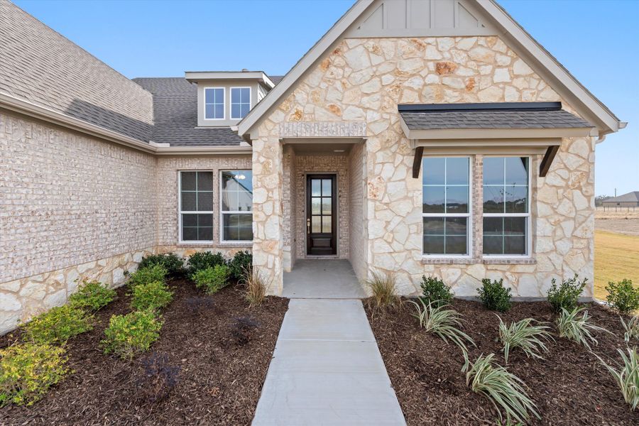 Exterior details and patio area of a home in Eagle Ridge Estates, Weatherford (Image 4).