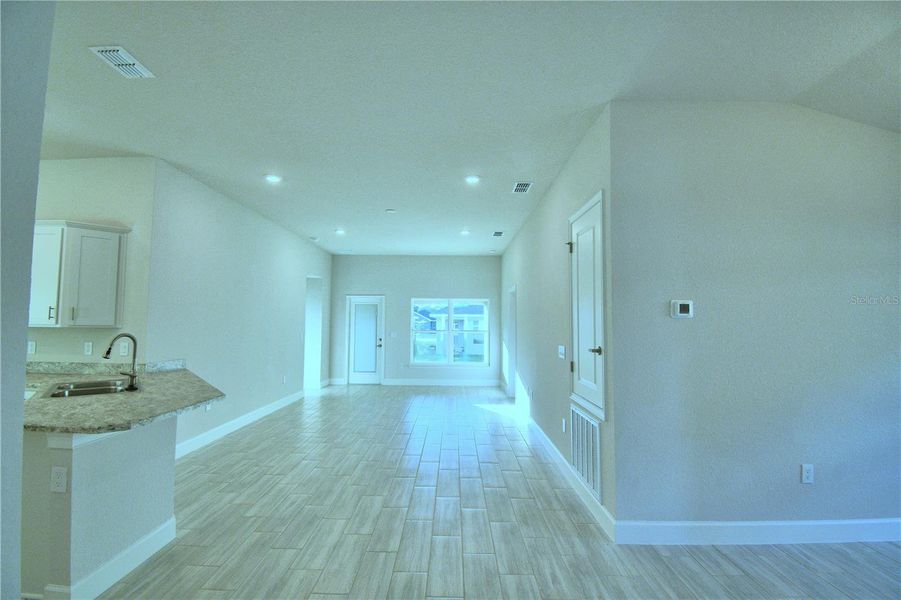 Spacious, unfurnished interior of a new home in Magnolia Park, Haines City (Image 13).