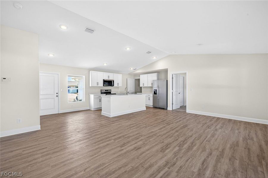 Spacious, unfurnished interior of a new home in Cape Coral, Cape Coral (Image 17).